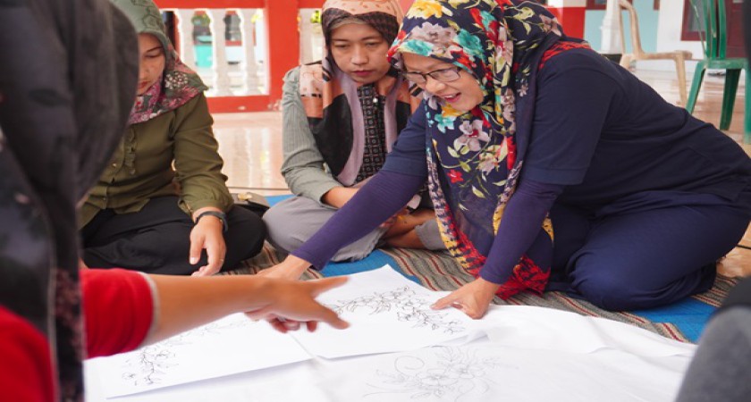 PELATIHAN BATIK DI DESA SAMBIGEDE - EKSTRAKULIKULER BATIK